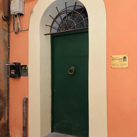 Golden Pantheon بيت ضيافة