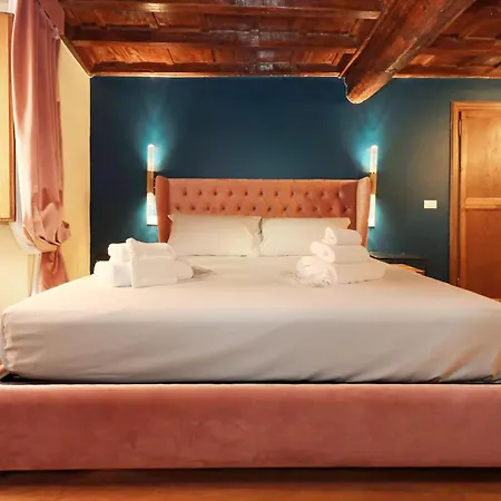 Golden Pantheon بيت ضيافة 4*