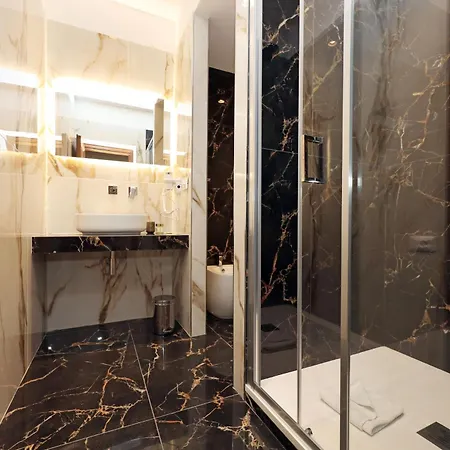 Golden Pantheon بيت ضيافة 4*